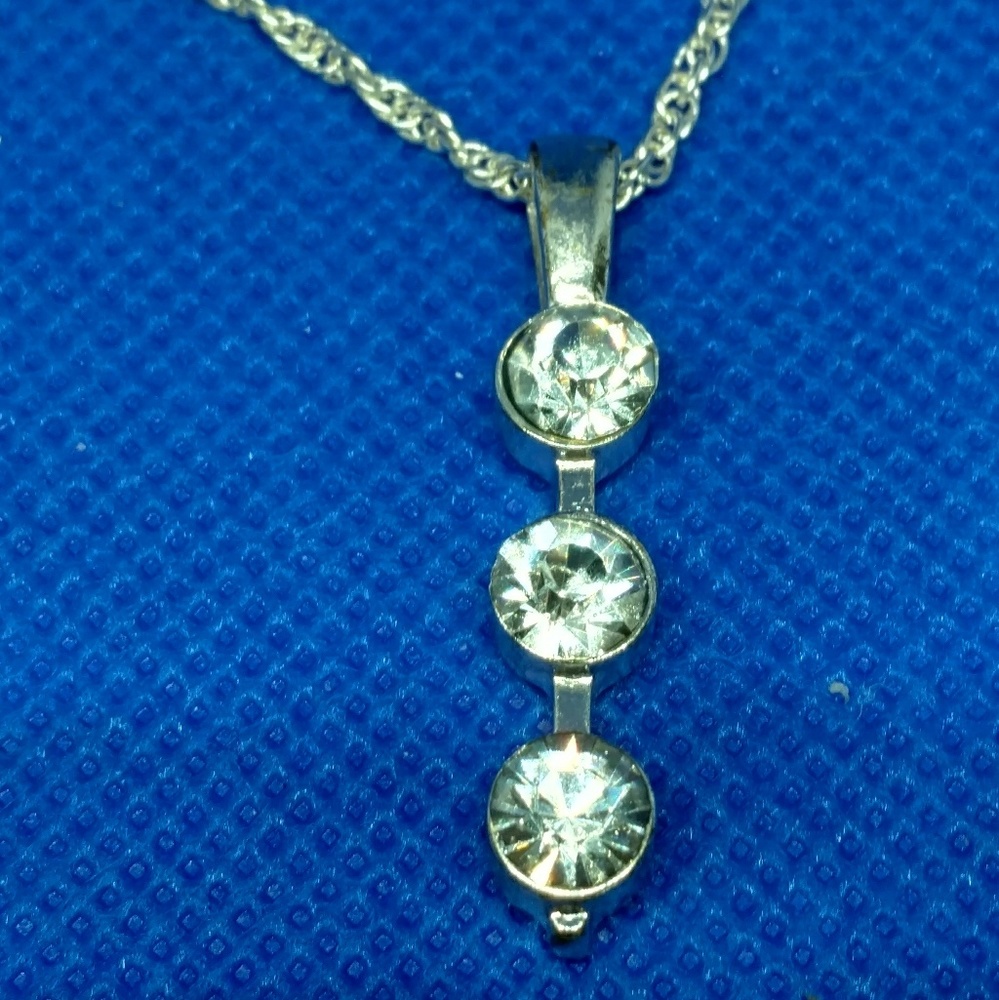 Rhinestone pendant necklace 3 stones silver tone - Picture 2 of 6